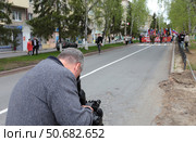 Видеооператор снимает Бессмертный полк. 9 мая в Заводоуковске. Редакционное фото, фотограф Анатолий Матвейчук / Фотобанк Лори
