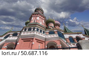 Temple of Basil the Blessed, Red Square, Moscow, Russia. Against the clouds, zoom. Стоковое видео, видеограф Владимир Журавлев / Фотобанк Лори