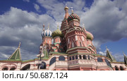 Temple of Basil the Blessed, Red Square, Moscow, Russia. Against the clouds, zoom. Стоковое видео, видеограф Владимир Журавлев / Фотобанк Лори