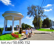 Беседка на набережной, Ярославль (2024 год). Редакционное фото, фотограф Ирина Терентьева / Фотобанк Лори