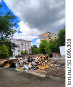 Груда  мусора после сноса гаражей во дворе жилых домов (2024 год). Редакционное фото, фотограф Ирина Терентьева / Фотобанк Лори
