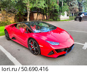Красный спортивный автомобиль Lamborghini Huracán (2024 год). Редакционное фото, фотограф Ирина Терентьева / Фотобанк Лори