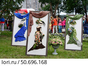 На выставке цветов. Картины, украшенные цветами. Редакционное фото, фотограф Сергей Рябов / Фотобанк Лори