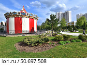 Moscow, Russia - May15. 2025. Carousel at Moscow seasons festival - in Zelenograd. Редакционное фото, фотограф Володина Ольга / Фотобанк Лори