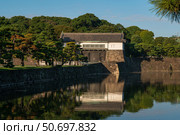 Sakashita-mon Gate on the shore of Hamaguri-moat on a sunny autumn day, Tokyo Imperial Palace, Chiyoda District, Tokyo, Japan. Стоковое фото, фотограф Ula Ulachka / Фотобанк Лори