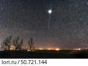 A pair of nearly simultaneous and parallel Iridium satellite flares descend into the north. Стоковое фото, фотограф Alan Dyer/Stocktrek Images / ТАСС / Фотобанк Лори