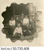 Групповой портрет молодых людей на пороге дома, 1918 год. Стоковое фото, фотограф Retro / Фотобанк Лори