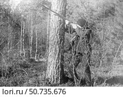 Охотник стреляет из с ружья в лесу. Стоковое фото, фотограф Retro / Фотобанк Лори