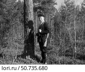 Охотник с ружьем в сосновом лесу. Стоковое фото, фотограф Retro / Фотобанк Лори