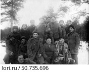 Группа мужчин с ружьями на фоне зимнего леса. Стоковое фото, фотограф Retro / Фотобанк Лори