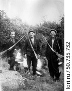 Трое мужчин охотников с ружьями на природе. Стоковое фото, фотограф Retro / Фотобанк Лори