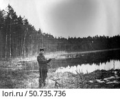 Охотник с ружьём у лесного озера. Стоковое фото, фотограф Retro / Фотобанк Лори