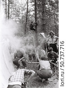 Туристы у костра на природе. Стоковое фото, фотограф Retro / Фотобанк Лори