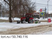 Малый колёсный трактор 320.4 Беларус с отвалом и щёткой для уборки снега. Волгоград, улица Штеменко, Россия. (2024 год). Редакционное фото, фотограф Андрей Цыганков / Фотобанк Лори