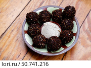 Close up falafel balls with humus on a plate on a wooden background. Стоковое фото, фотограф Алена Аксенова / Фотобанк Лори