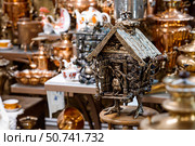 Russian traditions. Beautiful samovar in the form of Baba Yaga's hut in the Samovar Museum. Tourist museum house and souvenir shop. Russia, Kolomna city. Стоковое фото, фотограф Photojuli / Фотобанк Лори