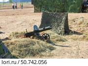 Пулемёт Максим в окопе и солдатская палатка в степи, военная реконструкция, Сталинградская битва. Средняя Ахтуба, Волгоградская область, Россия. (2021 год). Стоковое фото, фотограф Андрей Цыганков / Фотобанк Лори