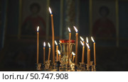 Candles burning in an Orthodox church. Стоковое видео, видеограф Олег Альбертович Потаскуев / Фотобанк Лори