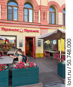 Кафе Теремок с летней террасой. Редакционное фото, фотограф Мария Сергеева / Фотобанк Лори