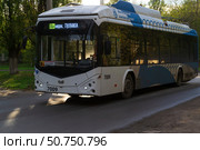 Троллейбусы с автономным ходом БКМ 32100D движется по улице с опущенными токоприёмниками. Волгоград, Тракторозаводский район, Россия. (2022 год). Редакционное фото, фотограф Андрей Цыганков / Фотобанк Лори