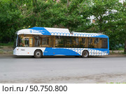 Троллейбус с автономным ходом БКМ 32100D на конечной остановке . Волгоград, Тракторозаводский район, Россия. (2022 год). Редакционное фото, фотограф Андрей Цыганков / Фотобанк Лори