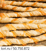 Домашние свежеиспеченные сырные хлебные палочки из слоеного теста. Homemade Cheesy Breadsticks. Стоковое фото, фотограф AllNikArt / Фотобанк Лори