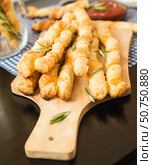 Домашние сырные хлебные палочки из слоеного теста и томатный соус. Homemade Cheesy Breadsticks and Tomato sauce. Стоковое фото, фотограф AllNikArt / Фотобанк Лори