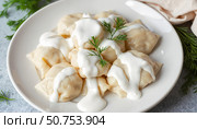 Пельмени со сметаной, вкусное, традиционное блюдо, светлый фон. Стоковое AI-изображение, AI-художник Елена Болотина / Фотобанк Лори