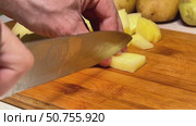 A wooden cutting board with a green plastic piece on the corner. Стоковое AI-видео, аниматор Ярославский Максим / Фотобанк Лори