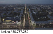 Город Киров - Октябрьский проспект вечером (аэросъемка 2021 года) (2022 год). Стоковое видео, видеограф Владислав Самошкин / Фотобанк Лори