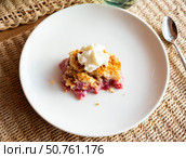 Apple crumble with cream for breakfast. Стоковое фото, фотограф Яков Филимонов / Фотобанк Лори