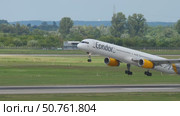 Condor Airline taxiing, side view (2017 год). Редакционное видео, видеограф Игорь Жоров / Фотобанк Лори