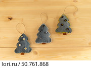 Three handmade felt christmas trees on a wooden background with copy space.Christmas tree made from old denim. Стоковое фото, фотограф Оксана Шведкова / Фотобанк Лори