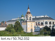 Летний вид из природно-ландшафтного парка "Зарядье" на церковь Максима Блаженного и колокольню бывшего Знаменского монастыря на Варварке. Москва, Россия (2024 год). Редакционное фото, фотограф Елена Коромыслова / Фотобанк Лори