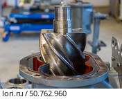 Rotor of screw compressor being assembled in factory. Стоковое фото, фотограф Юрий Поздников / Фотобанк Лори