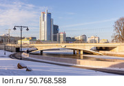 Cityscape with Khlusov Bridge crossing frozen Svislach river in Minsk, Belarus (2024 год). Редакционное фото, фотограф EugeneSergeev / Фотобанк Лори