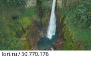 Drone view of powerful tall waterfall dropping into a pool in Costa Rica jungle. Стоковое видео, видеограф Ольга Сухарева / Фотобанк Лори