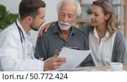 Doctor explaining medical test results to senior patient and daughter. Стоковое AI-видео, аниматор Юрий Поздников / Фотобанк Лори