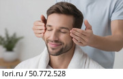 Masseur giving relaxing head massage to client. Стоковое AI-видео, аниматор Юрий Поздников / Фотобанк Лори