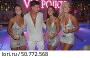 Influencers posing for photo at exclusive pool party. Стоковое AI-видео, аниматор Юрий Поздников / Фотобанк Лори