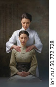 Woman receiving traditional chinese shoulder massage. Стоковое AI-видео, аниматор Юрий Поздников / Фотобанк Лори