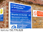 100 Pound Penalty Fare and Bicycle Policy Sign at Greenwich DLR Station, London Transport. Стоковое фото, фотограф Zydrius Tartenis / Фотобанк Лори