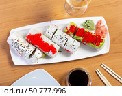 Urumaki roll with salmon avocado pepino and tobiko. Стоковое фото, фотограф Яков Филимонов / Фотобанк Лори