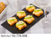 Simple homemade snack of sandwiches, greased with butter and decorated with slice of cucumber. Стоковое фото, фотограф Яков Филимонов / Фотобанк Лори