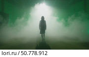 A woman is standing in a foggy room. Стоковое AI-видео, аниматор Виктория Кольцова / Фотобанк Лори