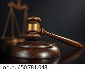 Судейский молоток при приглушенном свете. Стоковое AI-изображение, AI-художник Boostport / Фотобанк Лори