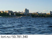 Городской пейзаж, вид с Волги на центр города при заходящем солнце, теплоход ОМ-152  на рейде (2020 год). Редакционное фото, фотограф Андрей Цыганков / Фотобанк Лори