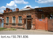 Фасад старого кирпичного дома на улице Грекова. Новочеркасск, Ростовская область. Редакционное фото, фотограф Анна Карасева / Фотобанк Лори