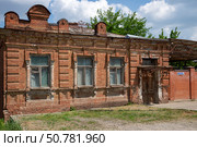 Старый кирпичный дом на улице Грекова. Новочеркасск, Ростовская область. Редакционное фото, фотограф Анна Карасева / Фотобанк Лори