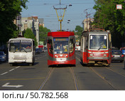 Автобус ПАЗ и два трамвая на Боткинской улице, Санкт-Петербург (2021 год). Редакционное фото, фотограф Алексей Иванов / Фотобанк Лори